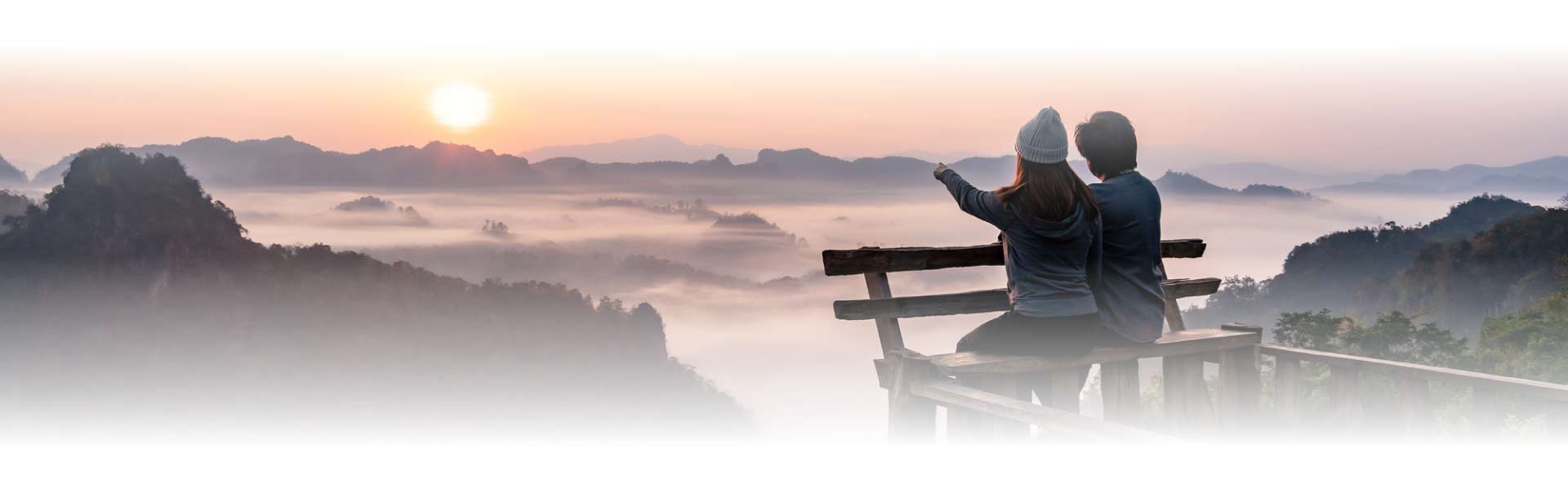 dos personas apuntando al horizonte en un ambiente de inspiracion