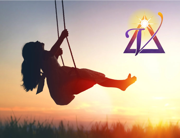 niña en hamaca en un amacecer, que simboliza la felicidad y bienestar 