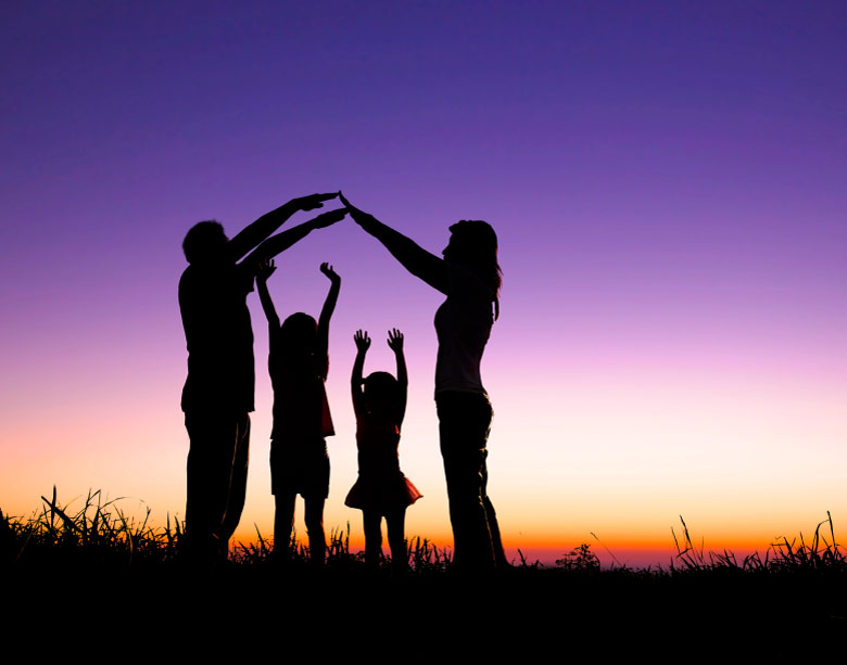 familia feliz en atardecer magico representando el bienestar
